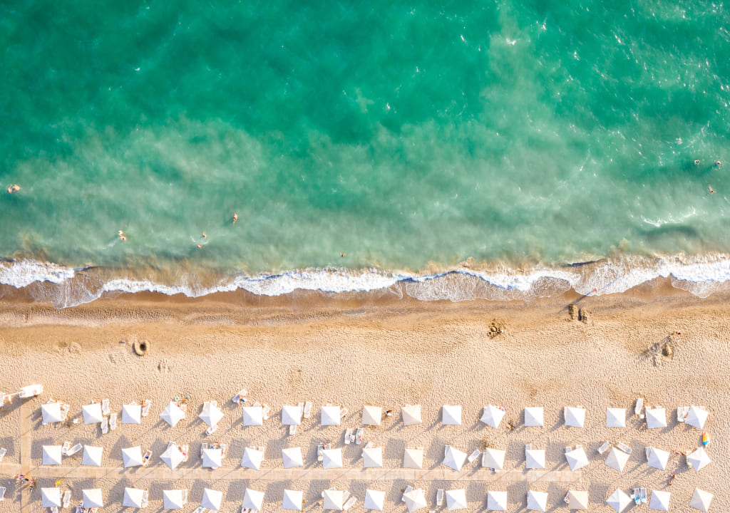 Rich travel. Верблюд и бедуин картинка на белом фоне. Чанг (остров). Флаг оаэ вектор. Проф отдых.